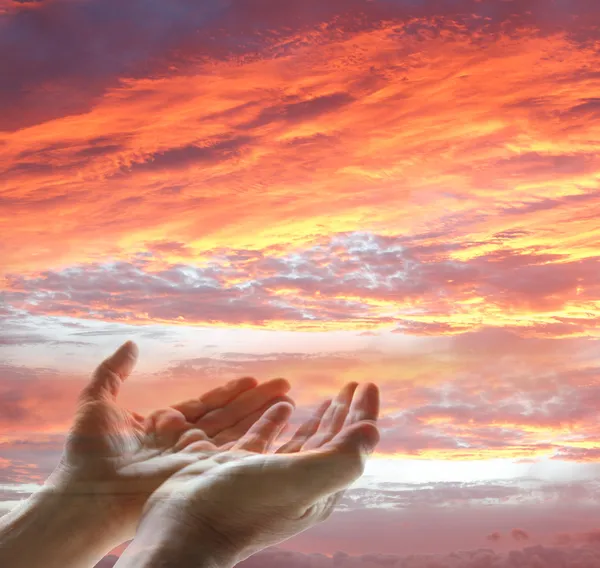 Wyciągnięte ręce do nieba — Zdjęcie stockowe
