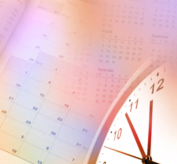 Óra szembenéz és a naptár oldalak — Stock Fotó