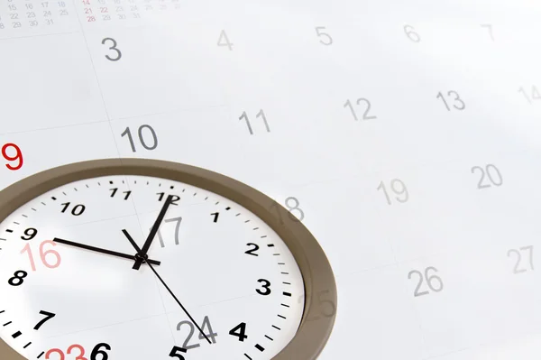 Relógio rosto e páginas de calendário — Fotografia de Stock