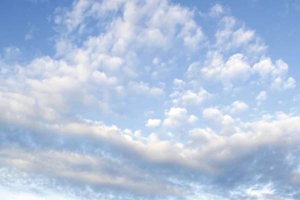 Puszyste białe chmury na błękitnym niebie — Zdjęcie stockowe