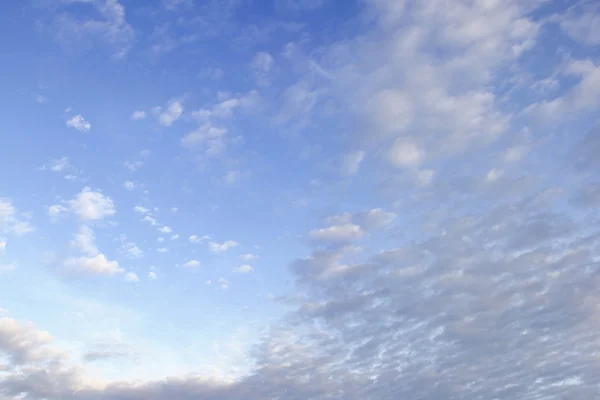 Φουντωτά άσπρα σύννεφα σε έναν γαλάζιο ουρανό — Φωτογραφία Αρχείου
