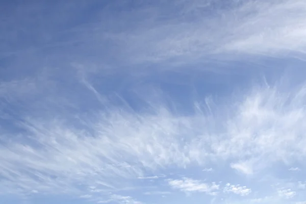 Nuvens brancas fofas em um céu azul — Fotografia de Stock