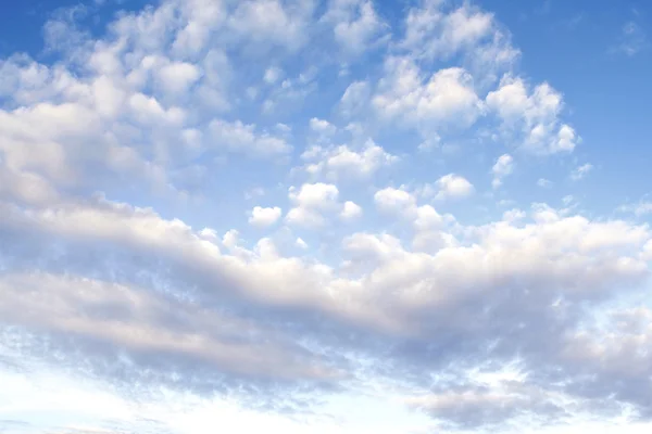 Fluffy clouds in a blue sky — Stock Photo, Image