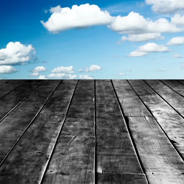 Perspectiva Textura de madera vieja en frente de cielos azules —  Fotos de Stock