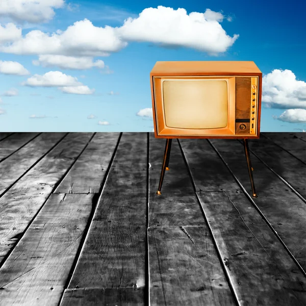 Alter vintage tv auf perspektive alte holzstruktur vor blau — Stockfoto
