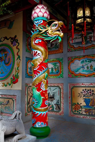 Статуя китайского дракона — стоковое фото