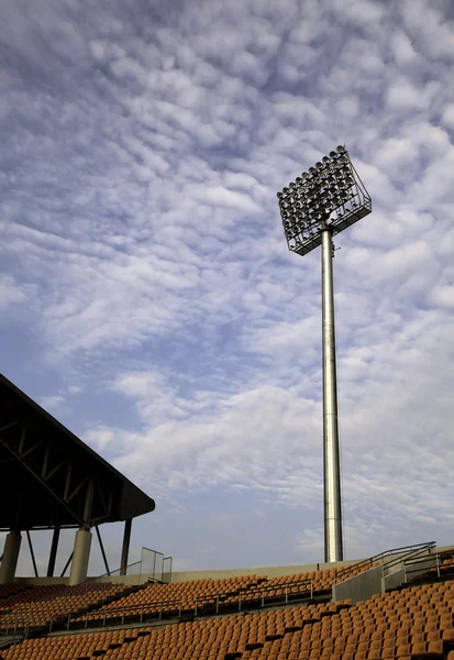 Сучасний стадіон сидіння світло і дах — стокове фото