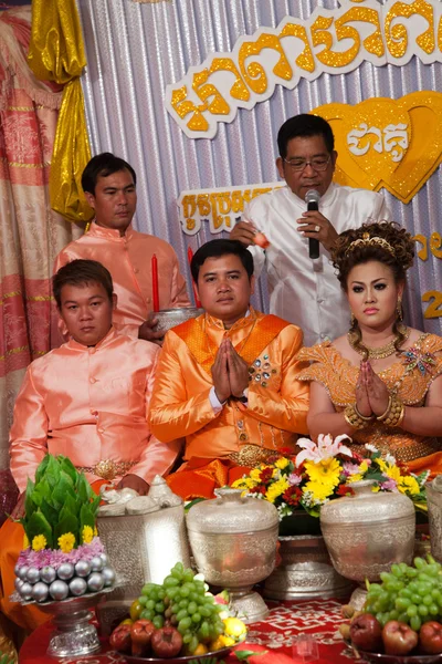 Noiva e noivo cambojano — Fotografia de Stock
