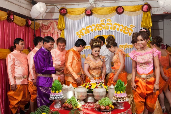 Καμποτζιανή νύφη και το γαμπρό — Φωτογραφία Αρχείου