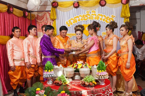 Καμποτζιανή νύφη και το γαμπρό — Φωτογραφία Αρχείου