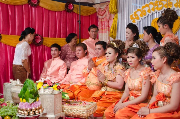 Noiva e noivo cambojano — Fotografia de Stock