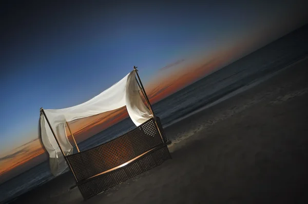 日の出とビーチの椅子 ロイヤリティフリーのストック画像