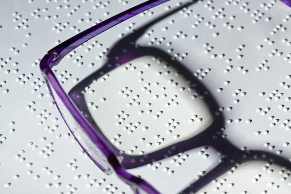 Okulary i książki w alfabecie Braille'a. Braille'a — Zdjęcie stockowe