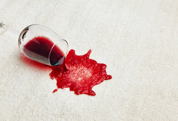 Красное вино налито — стоковое фото