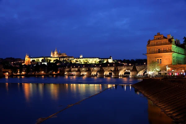 Praha, Karlův most a Pražský hrad, Hradčany na na — Stock fotografie