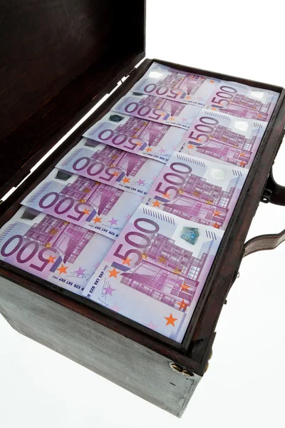 Mellkasi euro-bankjegyekkel. pénzügyi válság, válság képzés — Stock Fotó