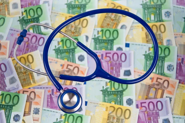 Molte banconote in euro con stetoscopio. controparti di costo — Foto Stock