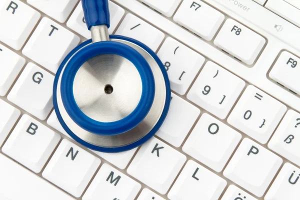 Datorns tangentbord och stetoskop. det för läkare. — Stockfoto