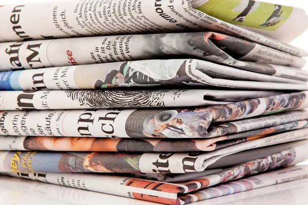 Stapel alter Zeitungen und Zeitschriften — Stockfoto