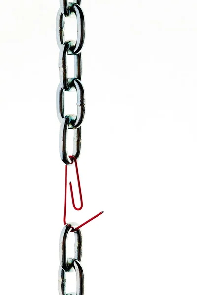 Kağıt klibin bir çelik zincir zusammengeh — Stok fotoğraf