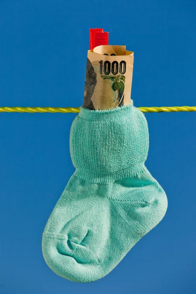 Babysocken auf Wäscheleine mit Yen-Scheinen — Stockfoto
