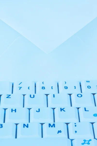 Bilgisayar klavye ve zarfı. e-posta. — Stok fotoğraf