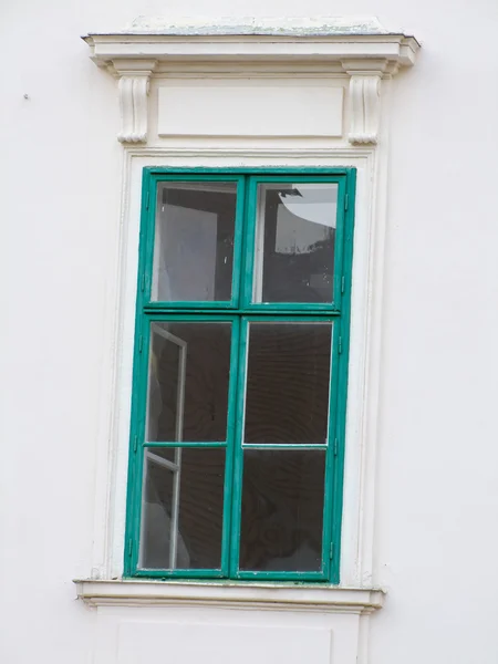 Окно в старом городском доме — стоковое фото