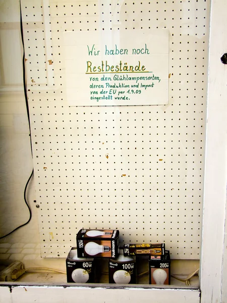 Bombilla vieja en un escaparate . —  Fotos de Stock