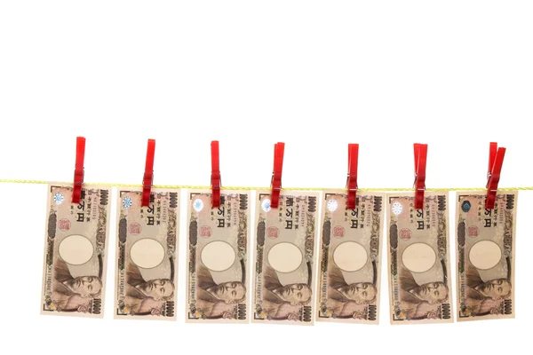 Отмывание денег японской йеной на веревке для одежды — стоковое фото