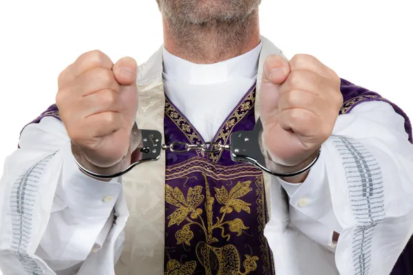 Ksiądz katolicki w kajdankach. nadużycie — Zdjęcie stockowe