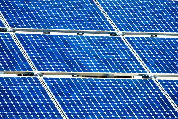 Альтернативная солнечная энергия. солнечная электростанция — стоковое фото