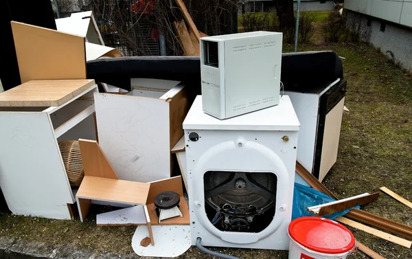 Odpady wielkogabarytowe czeka na wyrzucanie elementów bezużytecznych — Zdjęcie stockowe