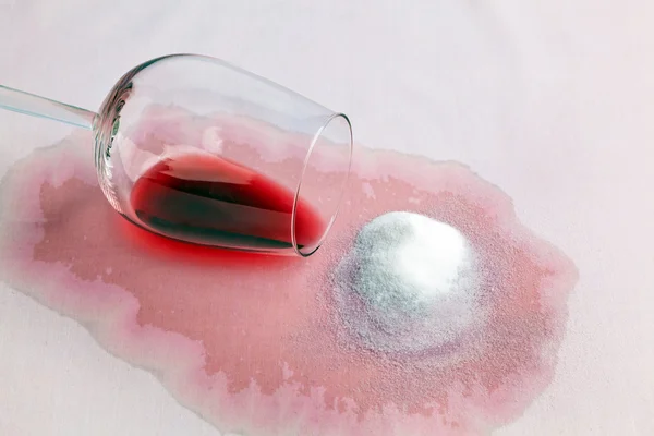 Rotweinflecken. Glas Rotwein und Salz — Stockfoto