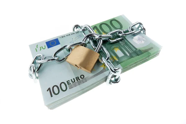 Euro-bankbiljetten met een slot en ketting. — Stockfoto