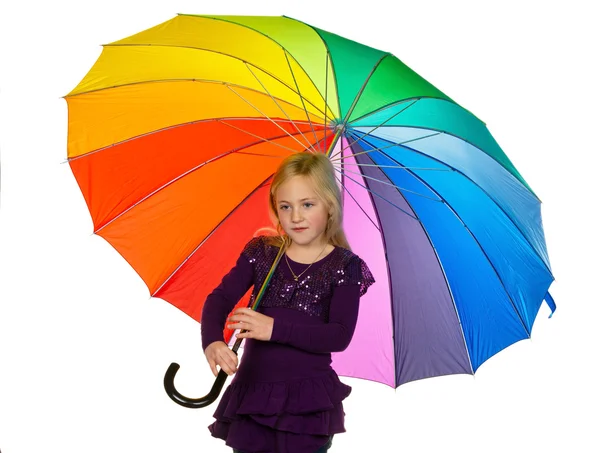 Barn med en färgglad paraply — Stockfoto