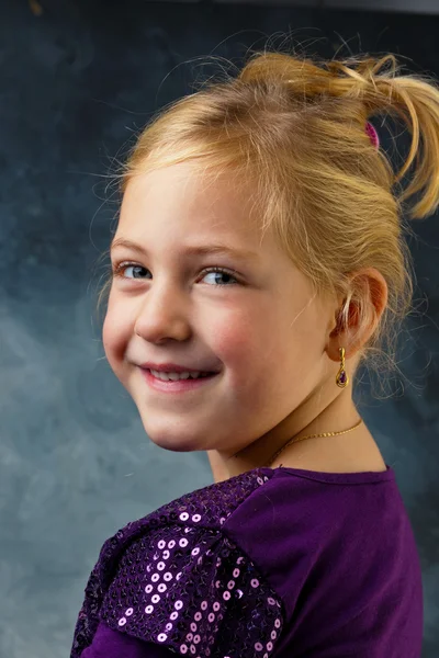 Küçük bir kızın portresi. — Stok fotoğraf