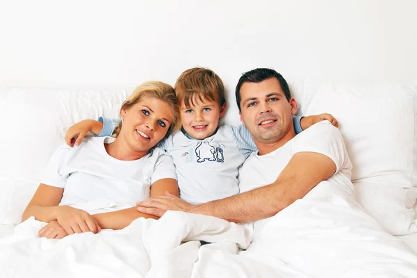 Familjen är i sängen på morgonen — Stockfoto