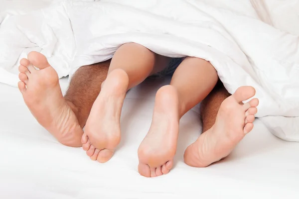 Los pies de una pareja en la cama . —  Fotos de Stock
