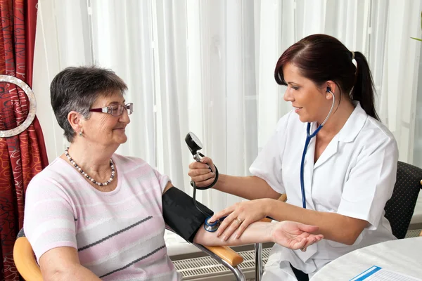 Paciente médico une la presión arterial —  Fotos de Stock