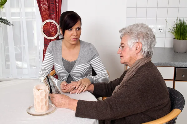 Kvinna tröstande en änka efter döden. trauerbegleitun — Stockfoto