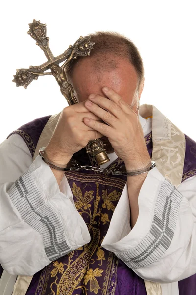 Misbruik in de kerk. priester met handboeien — Stockfoto