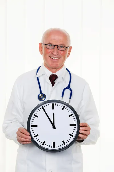 Lekarz z zegarem 11:55 — Zdjęcie stockowe