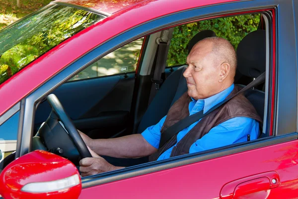 En tant que conducteurs seniors dans la voiture . — Photo