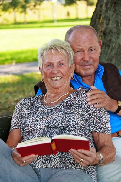 Літня закохана пара літніх людей . — стокове фото
