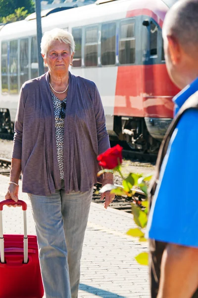 Older elderly couple at the railway station — Stock Photo, Image