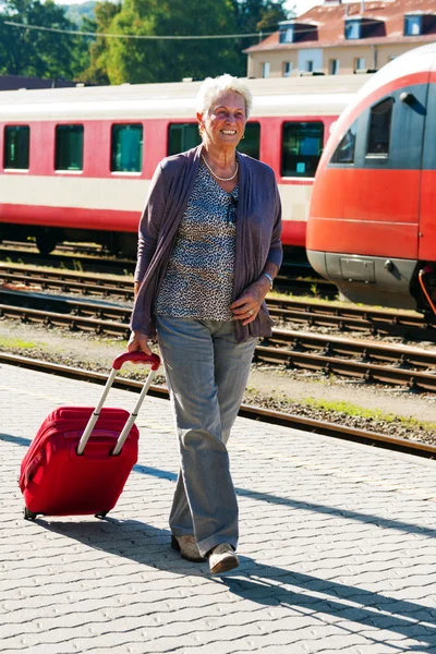 Oudere bejaarde echtpaar op het SNCF-station — Stockfoto