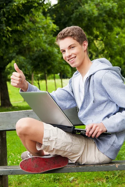 Adolescente con computer portatile all'aperto — Foto Stock
