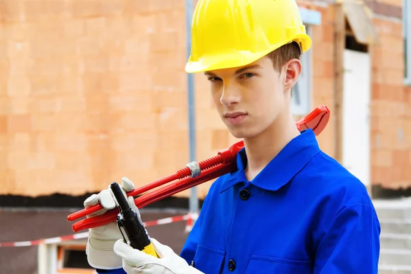 Lehrling / Auszubildender. Bauarbeiter auf Baustelle mit — Stockfoto