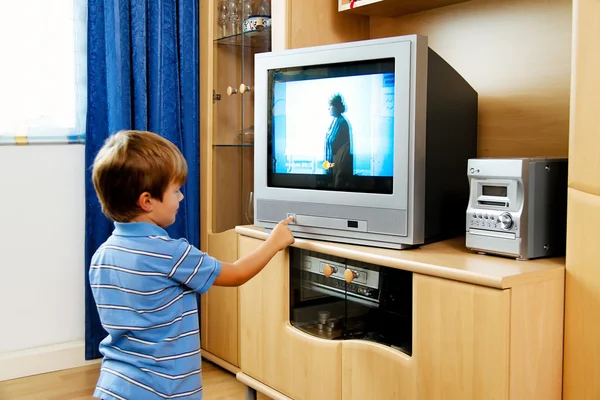 Small children watching television — Stock Photo, Image