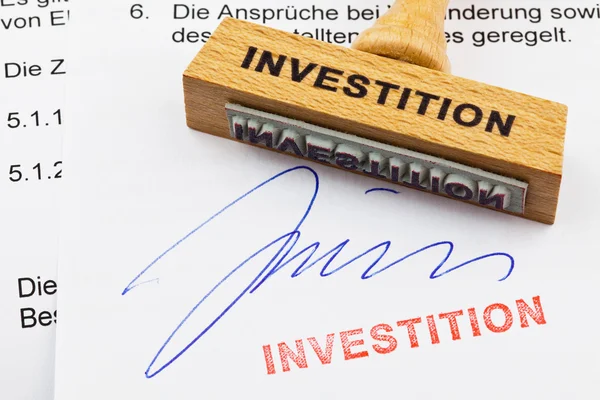 Carimbo de madeira no documento: investimento — Fotografia de Stock